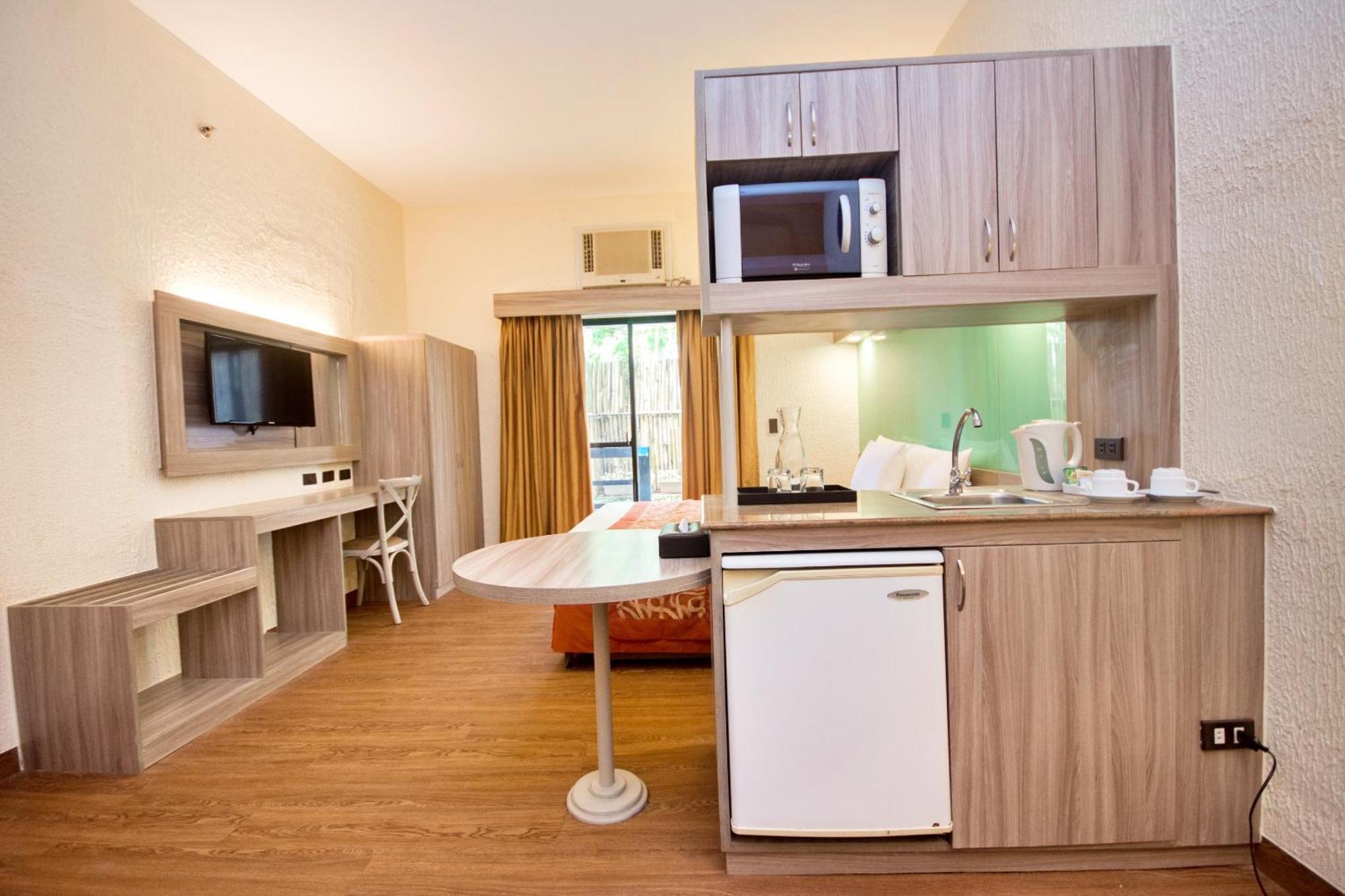 Microtel By Wyndham Boracay Balabag  Exteriör bild